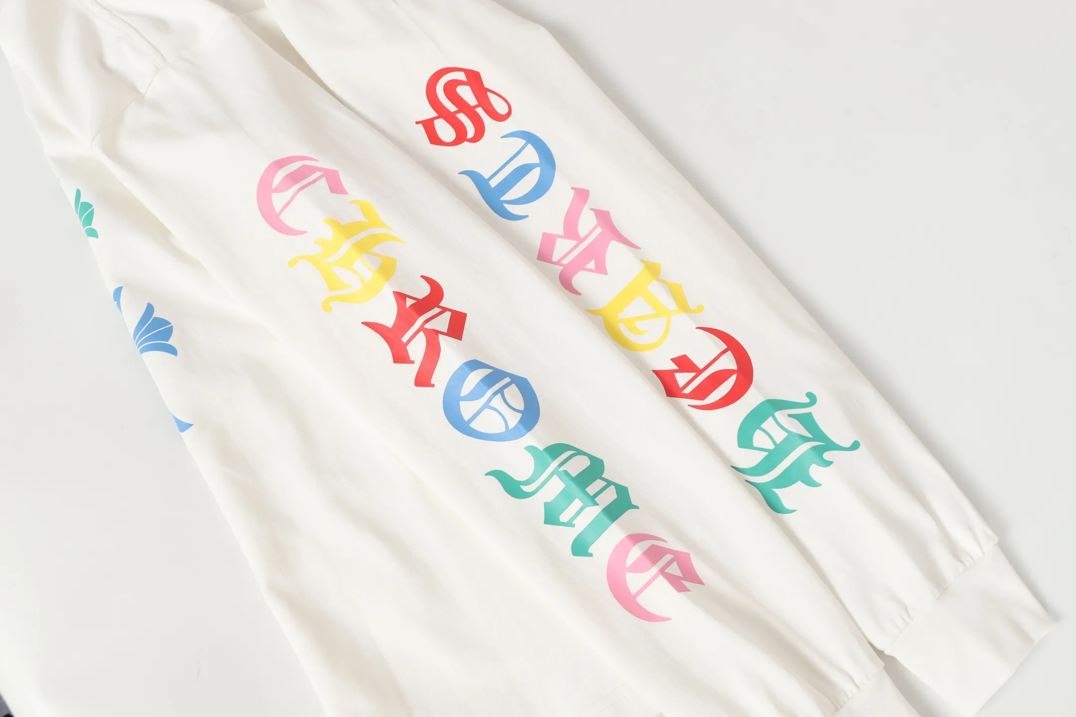 🅿️260 Come Hearts/Cro Hearts Colorful Cross Sanskrit Printed Long Sleeves, great for autumn and winter! Chest pockets, high weight threads on collar and cuffs, custom woven and dyed 280g double yarn pure cotton fabric, washed anti-counterfeiting tags and other auxiliary labels are all correct versions, super conspicuous, super good-looking, super atmospheric, same style for men and women! The overall upper body highlights fashion and individuality, and it is a recommended T-shirt for couples to wear together!! Color: black/white Size: XS-L